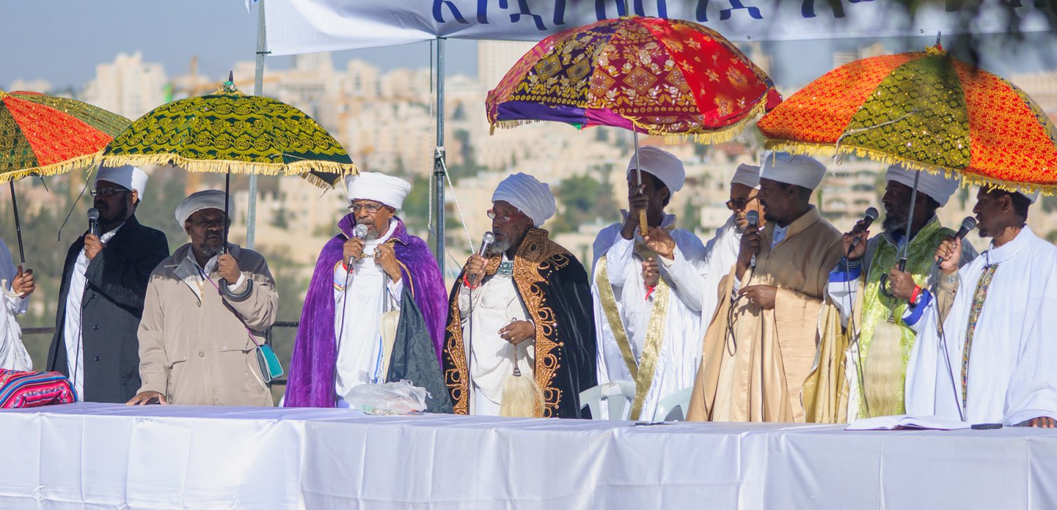 הקסים בתפילת הסיגד, תחת מטריות צבעוניות